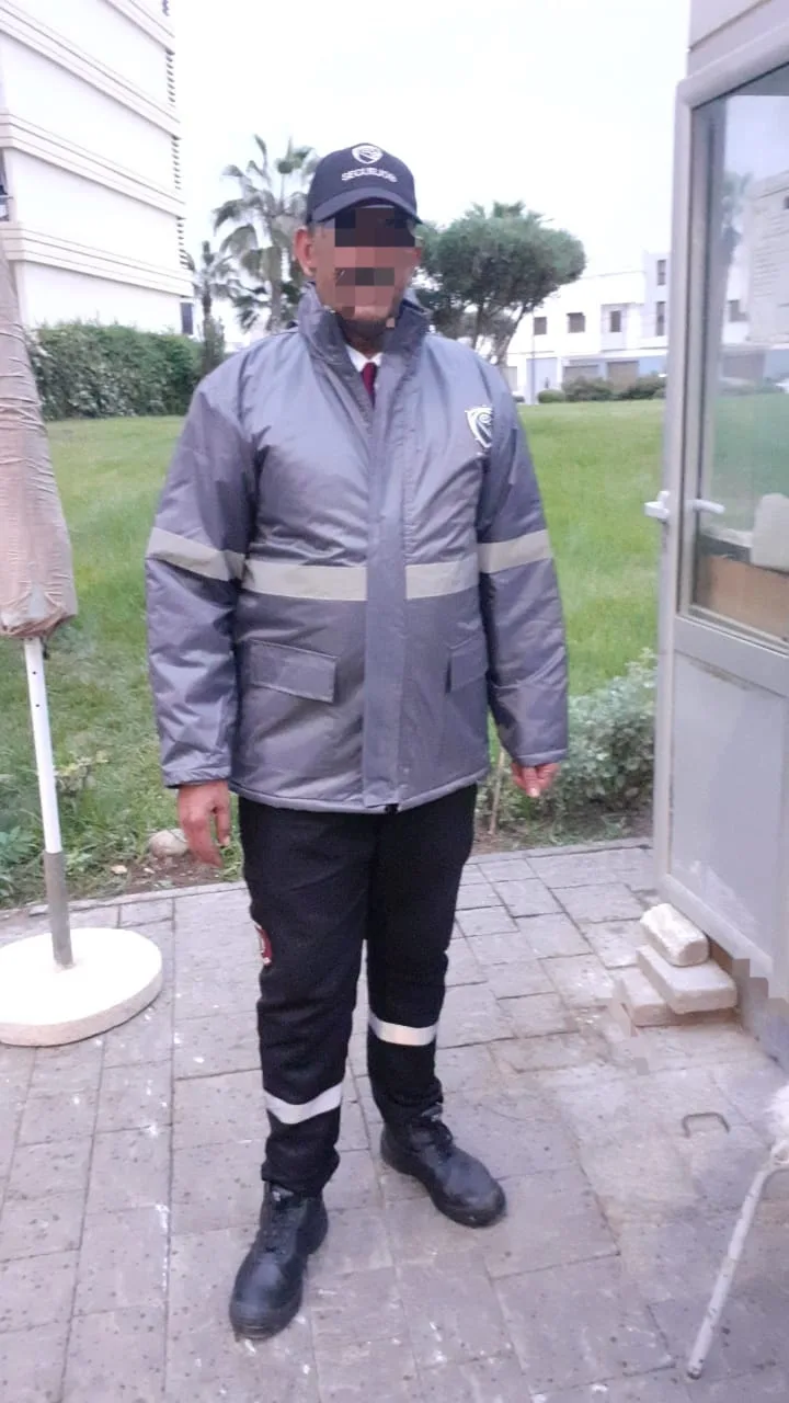 Agent SecurJob en tenue complète avec parka réfléchissante